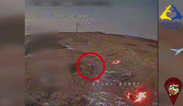Российский солдат бросил палку в дрон, но не заметил другой, летевший прямо в него. ВИДЕО