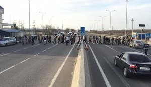 Активисты перекрыли трассу на Киев с требованием отставки прокурора Одесчины Стоянова, - руководитель областного "Правого сектора". ФОТО