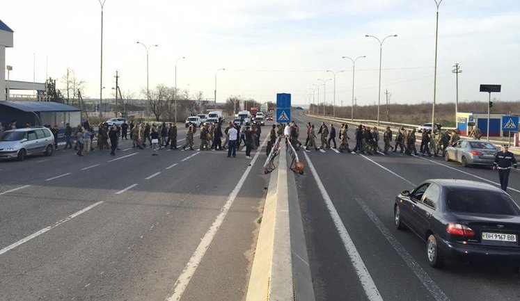 Активисты перекрыли трассу на Киев с требованием отставки прокурора Одесчины Стоянова, - руководитель областного "Правого сектора". ФОТО