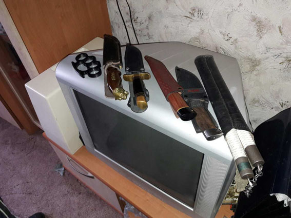 З квартири маріупольця вилучили карабін, пістолети та набої 04