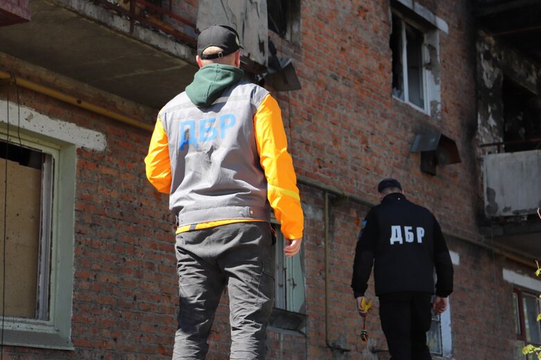 Катували і розстрілювали з танків. ДБР документує, як окупанти знищували Тростянець і його жителів 10