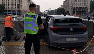 Electric car crashes into underground passage on Maidan in Kyiv: driver hospitalised. PHOTOS