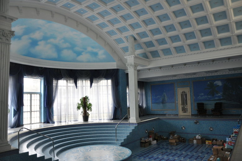 Штаб військових медиків Першого добровольчого мобільного шпиталю в маєтку Пінчука 15