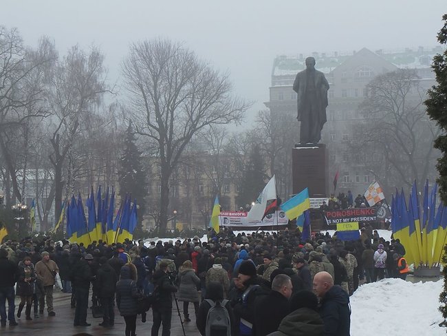 Група націоналістів прорвалася до памятника Шевченку перед приїздом Президента, обійшовши кордон поліції 08