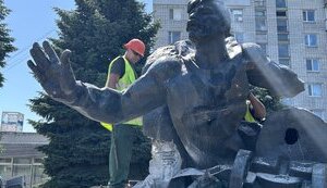 Памятник большевистским матросам демонтировали в Кременчуге. ФОТОрепортаж