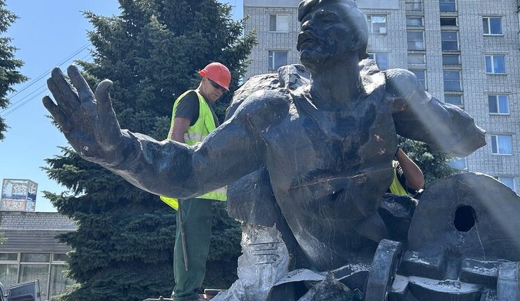 Памятник большевистским матросам демонтировали в Кременчуге. ФОТОрепортаж