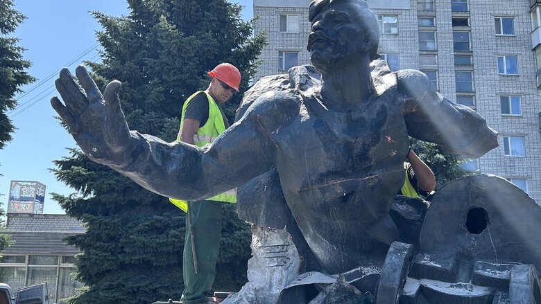 У Кременчуці демонтували пам'ятник матросам радянської флотилії
