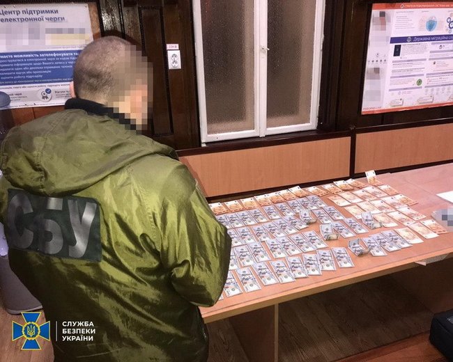 Правоохранители разоблачили коррупционную схему в миграционной службе в Черновицкой области: искусственно завышали стоимость услуг за оформление ID-карт и биометрических паспортов 03