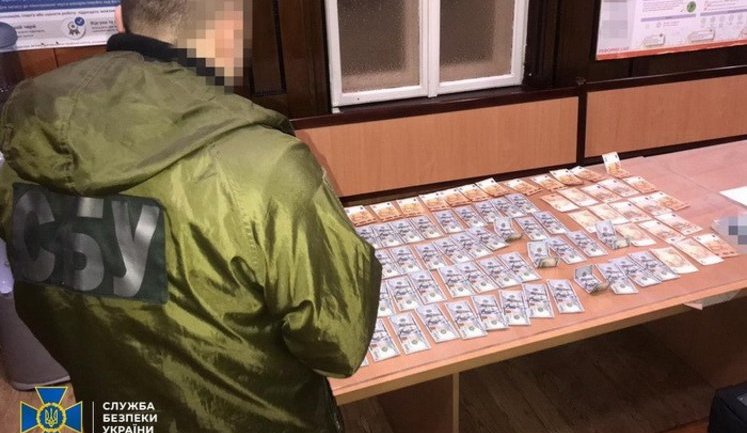Правоохоронці викрили корупційну схему в міграційній службі в Чернівецькій області: штучно завищували вартість послуг за оформлення ID-карток і біометричних паспортів. ФОТО