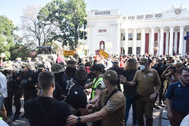 Марш равенства в Одессе закончился потасовками: двое полицейских госпитализированы, задержаны 16 человек 07