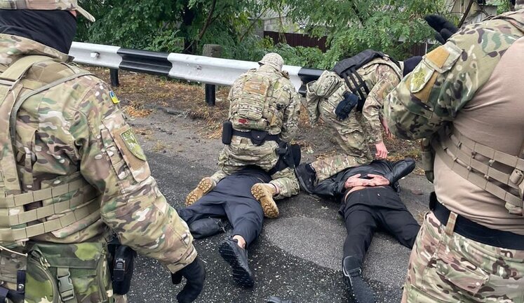 National Police: Two racketeers who demanded 11 thousand dollars from deceased serviceman’s father were detained. PHOTOS