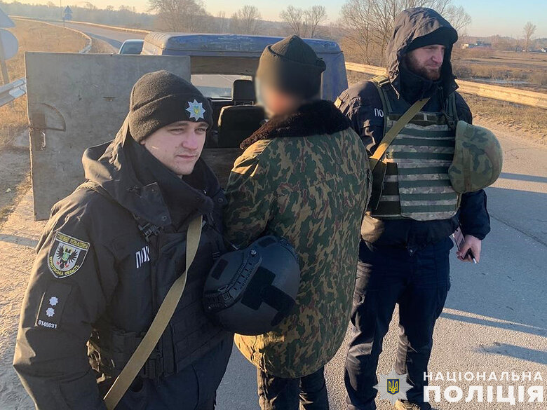 На Черниговщине водитель угрожал гранатой и убегал от полиции