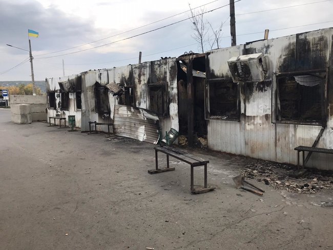 КПВВ Станиця Луганська залишається закритим, триває ліквідація наслідків пожежі, - Держприкордонслужба 01