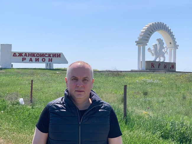Практически прямо из Киево-Печерской Лавры, с пасочкой и писанками, они выехали в нашу Ялту: Шуфрич свозил жену в оккупированный Крым 03