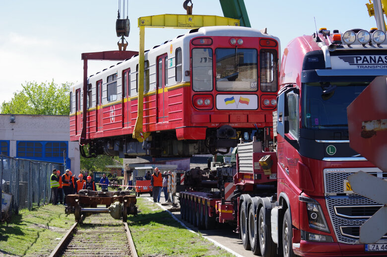 Київський метрополітен отримав ще 6 вагонів метро від Варшави 01