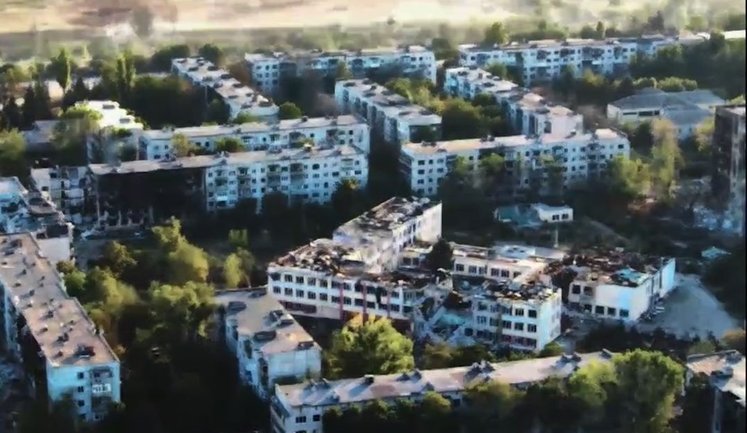 Разрушенные мосты, обрушенные подъезды и выжженные кварталы: кадры из прифронтовой Дружковки. ВИДЕО