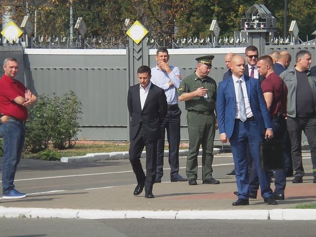 Родичі, журналісти, Зеленський, Баканов, Аваков у Борисполі чекають літака з українцями 08