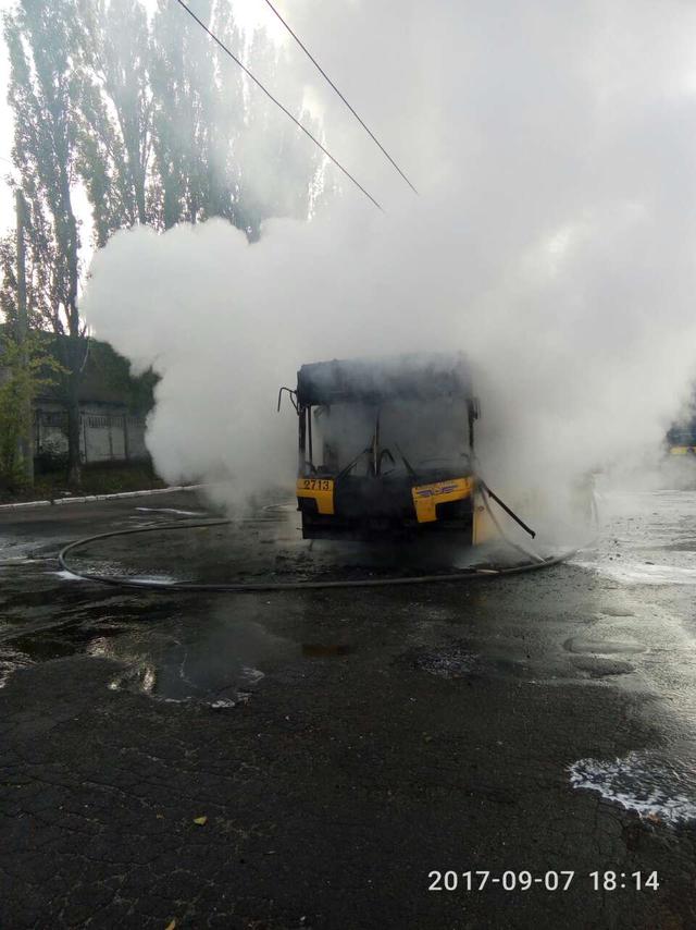 Займання тролейбуса ліквідовано в Києві, - ДСНС 01 Займання тролейбуса ліквідовано в Києві, - ДСНС 01