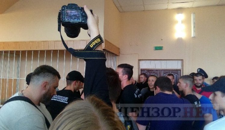 Court releases suspect of organization of Serhiienko's murder on house arrest, activists block judges. PHOTO