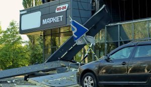 Удар РФ по супермаркету в Чернігові: 12 осіб у лікарнях, четверо у важкому стані, серед поранених є діти. ФОТОрепортаж