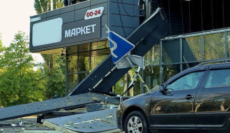 Удар РФ по супермаркету в Чернігові: 12 осіб у лікарнях, четверо у важкому стані, серед поранених є діти. ФОТОрепортаж