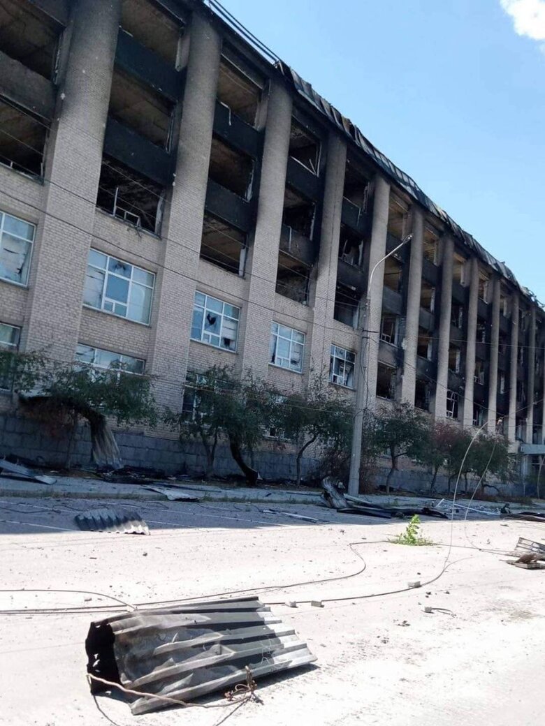 До лікарень країни продовжують доставляти жителів Лисичанська, яких росіяни обстріляли касетними снарядами в черзі по воду, - Гайдай 03