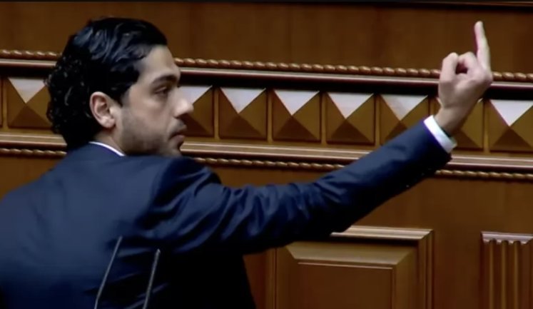 Регламентний комітет Ради рекомендує відсторонити Лероса від п'яти засідань через непристойний жест Зеленському, - "слуга народу" Фролов