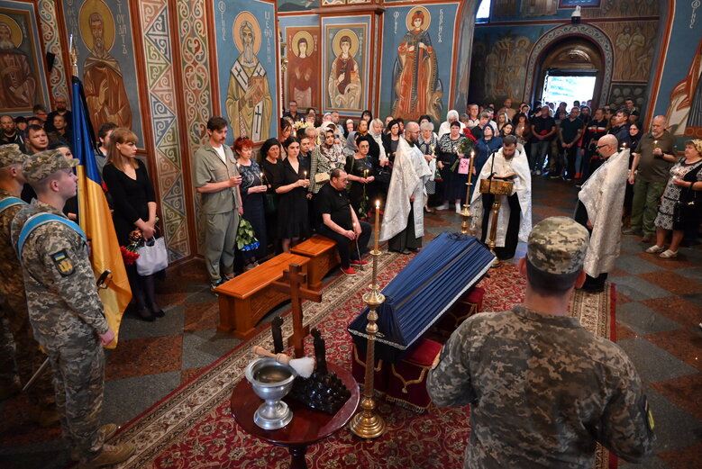 Із бойовим медиком Євгеном Бешлягою, який загинув під Бахмутом під час здійснення евакуаційної місії, попрощалися у Києві 30