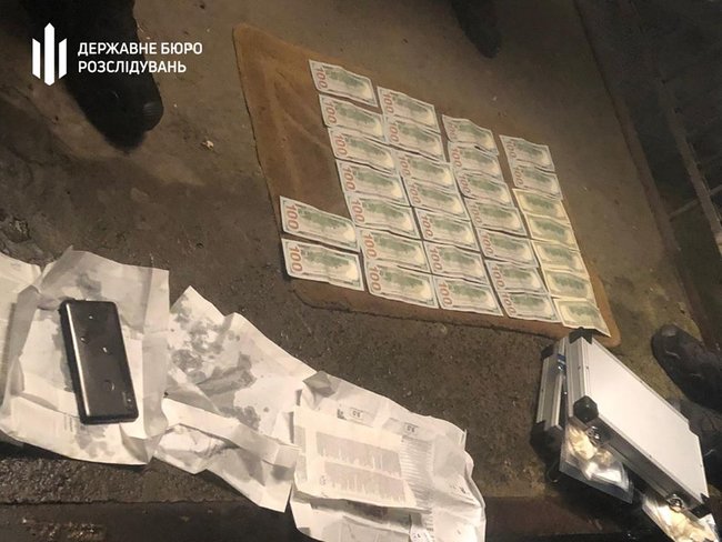 На Волині на хабарі в 3 тис. дол. затримано начальника відділу ГУ Нацполіції, - ДБР 03