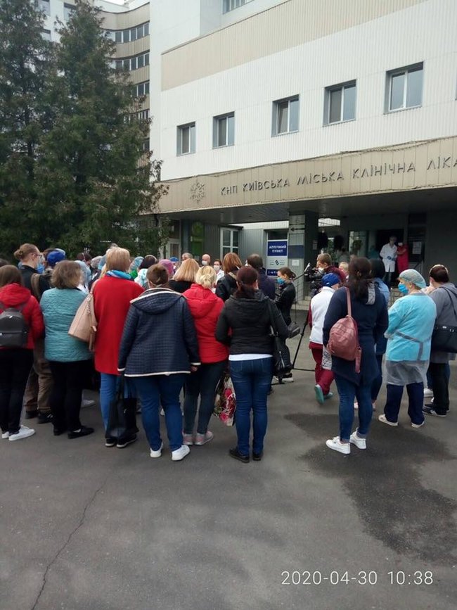 Медперсонал больницы №8 в Киеве вышел на протест: больных COVID-19 принимают, но доплаты не получают 03