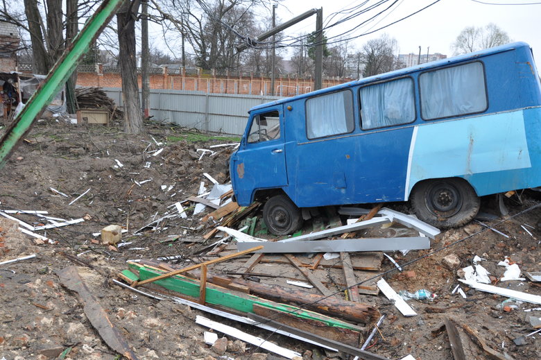 Кількаметрові вирви та зруйновані вщент будинки: Наслідки обстрілу Чернігова російськими окупантами 10