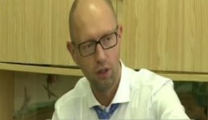 Яценюк попросил активизировать психологическую работу со школьниками: "Это военное поколение детей. Они каждый день включают телевизор и видят войну". ВИДЕО