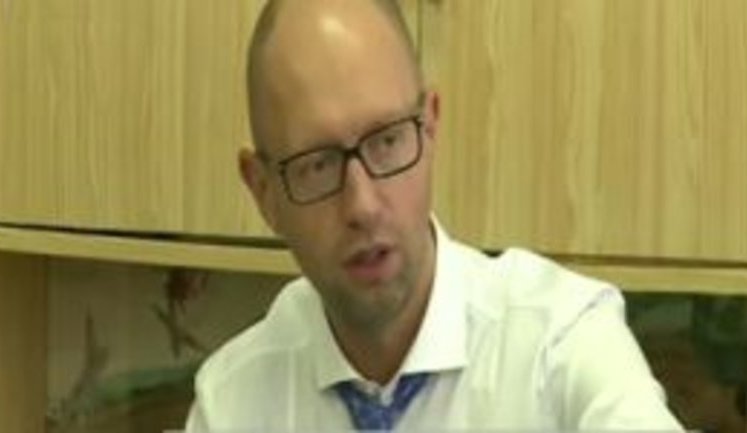 Яценюк попросил активизировать психологическую работу со школьниками: "Это военное поколение детей. Они каждый день включают телевизор и видят войну". ВИДЕО