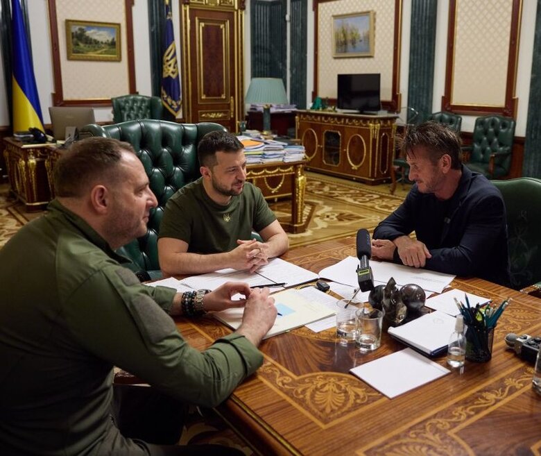 Зеленский наградил голливудских актеров Пенна, Стиллера и Честейн 01
