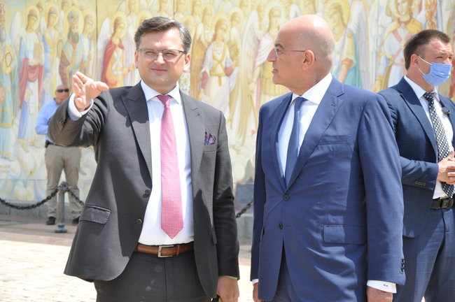 Глава МЗС Греції Дендіас поклав квіти до Стіни памяті полеглих захисників України 22