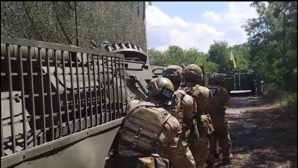 БТР из российского фейка о разоружении базы Правого сектора засветился в оккупированном Донецке 01