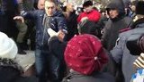В Ахтырке накаляется обстановка: полетели презервативы с водой, коммунисты и "свободовцы" пошли "стенка на стенку". ВИДЕО (обновлено)