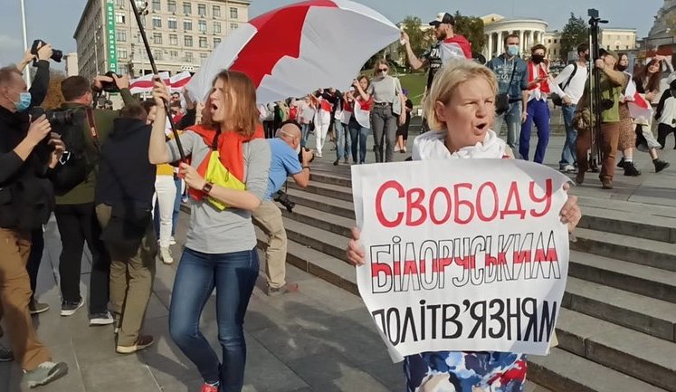 Киевляне требовали от посла Беларуси в Украине Сокола уйти в отставку. ВИДЕО+ФОТОрепортаж
