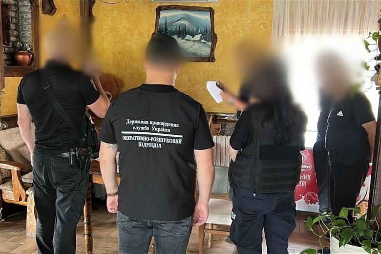 На Закарпатті лікарку затримали на хабарі за підроблені документи для виїзду