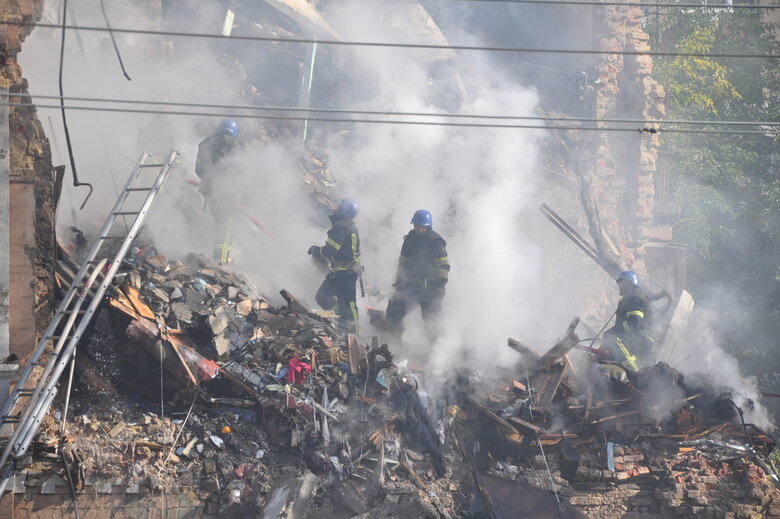 At site of kamikaze drone attack in Kyiv, rubble is being cleared 34