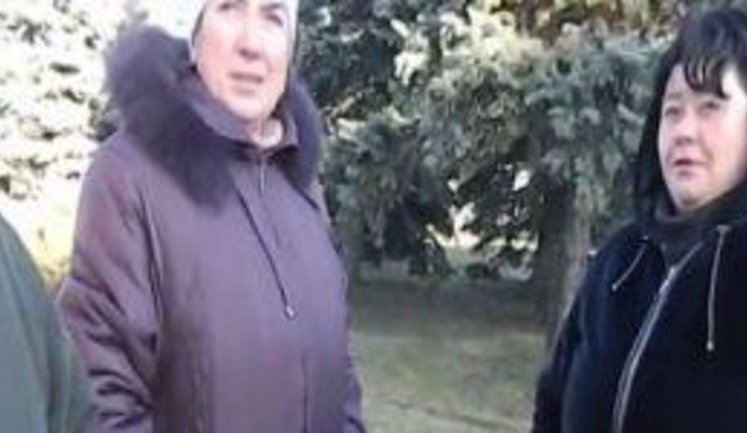 "У нас зарплата 1500 гривен, но мы за Януковича", - работники ЖЭКа на митинге в поддержку ПР. ВИДЕО