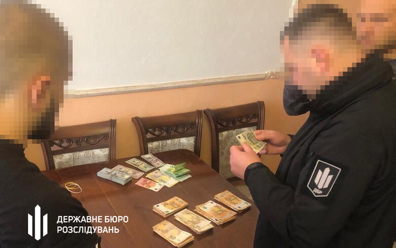 Разоблачена схема выезда за границу военнообязанных, задержан правоохранитель и сотрудник военкомата в Черновцах, - ГБР 04