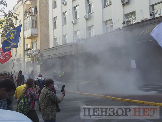 Під час мітингу під ГПУ проти екстрадиції в РФ Тумгоєва сталися сутички: мітингувальники бють вікна, їх у відповідь поливають водою зі шлангів 27