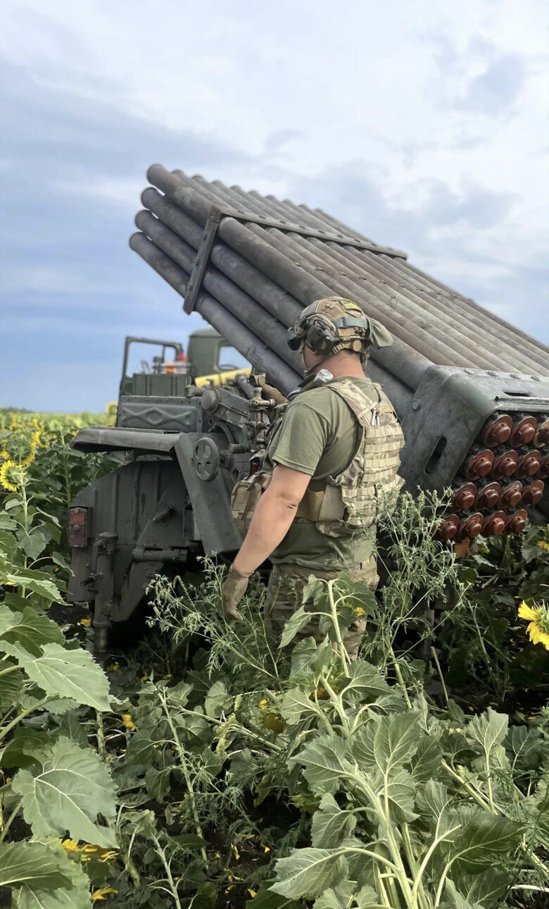 Володимир Дуда: Росіяни просто рівняють із землею. Недавно ми їздили в Бахмут до магазинів чи машини ремонтувати. Життя кипіло, а зараз цього вже немає. 01 Володимир Дуда: Росіяни просто рівняють із землею. Недавно ми їздили в Бахмут до магазинів чи машини ремонтувати. Життя кипіло, а зараз цього вже немає. 01