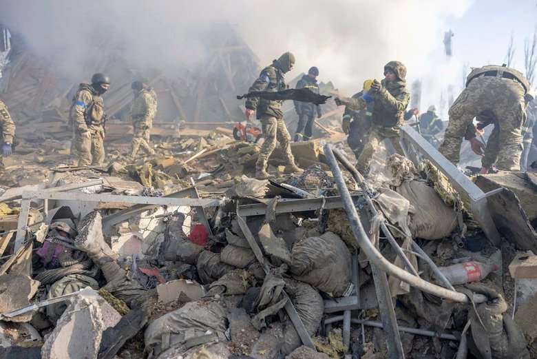 З-під завалів військової казарми в Миколаєві, обстріляної окупантами, дістали 50 тіл, - ЗМІ 04