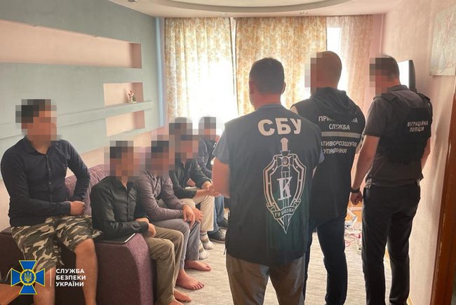 При попытке незаконного пересечения границы задержано четыре группы нелегалов численностью 35 человек, - СБУ 01