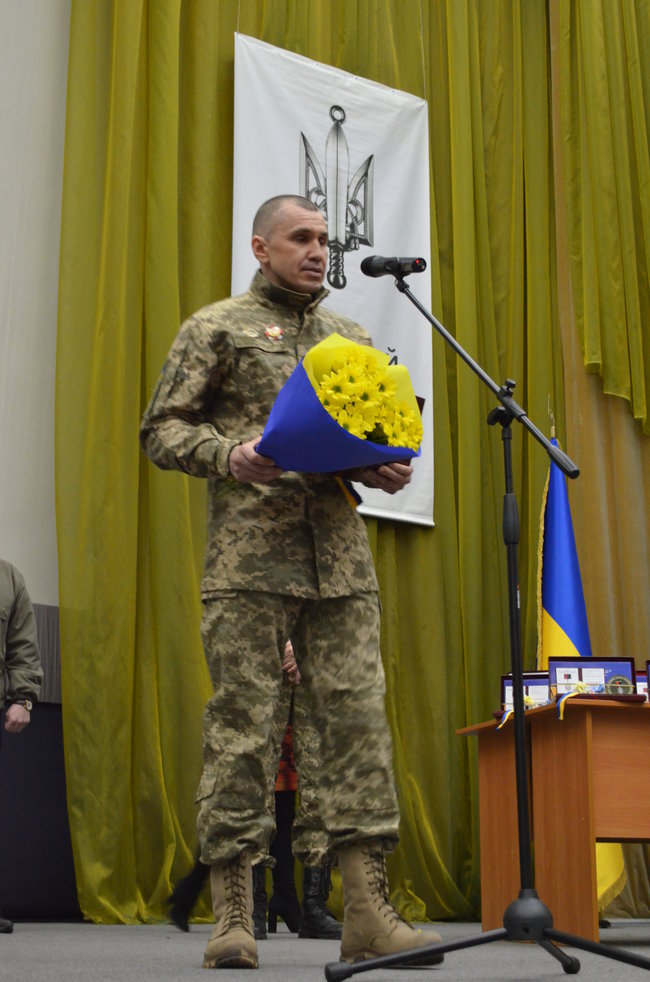 Разведчик Александр Колодяжный, водрузивший украинский флаг над старым терминалом ДАП: Операция заняла считаные минуты. Противник даже не понял, как все произошло 03