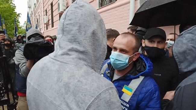 Титушки сорвали развернутый под судом баннер Стус чекає. Медведчук під арешт!, произошла потасовка 18 Титушки сорвали развернутый под судом баннер Стус чекає. Медведчук під арешт!, произошла потасовка 18