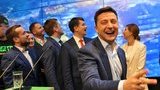 Із "Вдовою Кліко" і піснею про собаку: як Зеленський святкував свою перемогу