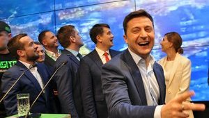 Со "Вдовой Клико" и песней про собаку: как Зеленский праздновал свою победу